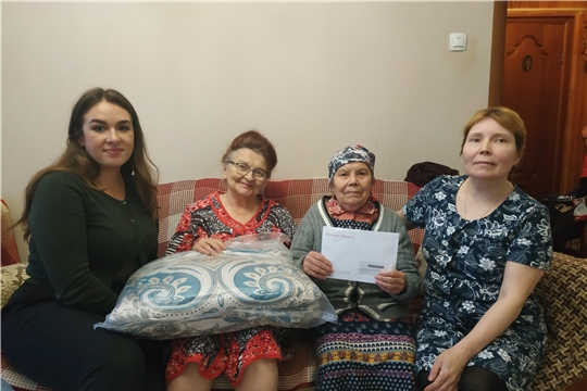Долгожительницу Московского района г. Чебоксары Елизавету Зиновьеву поздравили на дому с 90-летием