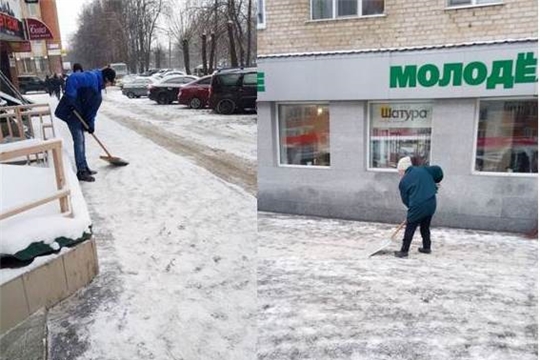 Предприятия торговли Московского района г. Чебоксары убирают от снега прилегающие территории