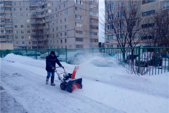 С самого утра работники ЖКХ Московского района г. Чебоксары приступили к уборке снега