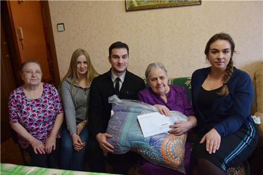 В Год памяти и славы долгожительницу Московского района г. Чебоксары Анастасию Тиморашкину поздравили с 90-летием