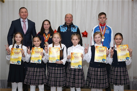 Депутат ЧГСД Александр Андреев вручил именные стипендии отличникам учебы средних школ № 29 и № 59