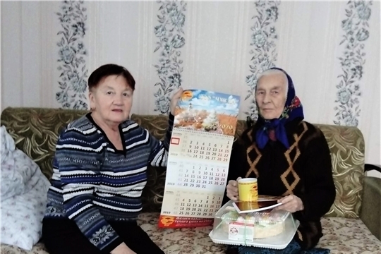 Жители Чапаевского поселка, ветераны АО «ЧПО им. В.И. Чапаева» Лидия Димитриева и Дина Васильева принимают поздравления по случаю 90-летия