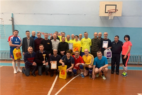 Волейболисты Чапаевского поселка посвятили свое удачное выступление 75-летию Великой Победы