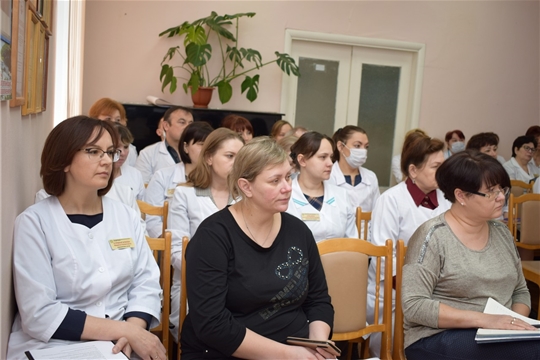 Служители медицины говорят о мерах по снижению рисков распространения коронавируса (COVID-19)
