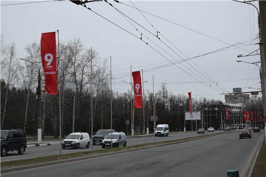 Городские службы наводят лоск к майским праздникам и приступают к флаговому оформлению улиц