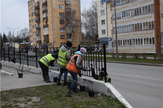 Городские службы наводят лоск к майским праздникам и приступают к флаговому оформлению улиц