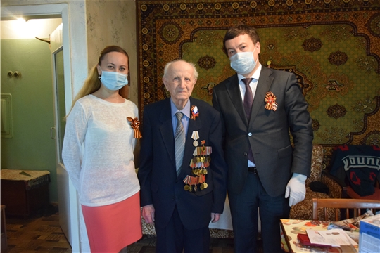 Глава администрации Московского района г. Чебоксары Андрей Петров поздравил ветеранов Великой Отечественной войны с Днём Победы