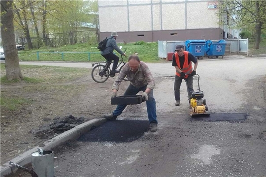 На чебоксарских улицах начались работы по ямочному ремонту дорог