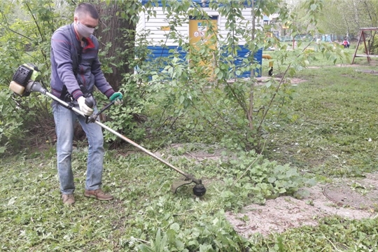 На территории города Чебоксары идут работы по покосу травы