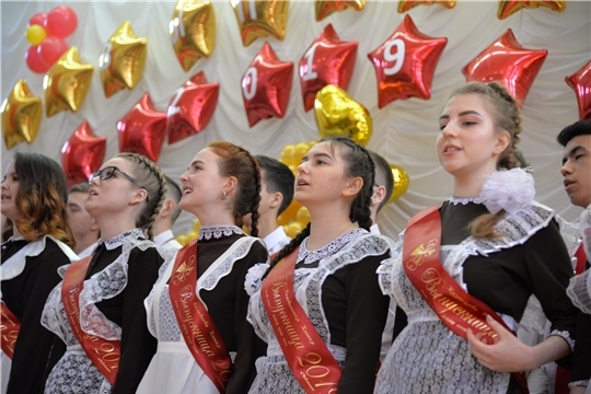 Поздравление руководства города с последним звонком