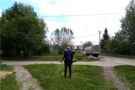 Работники жилищно-коммунального хозяйства завершают первый этап покоса травы