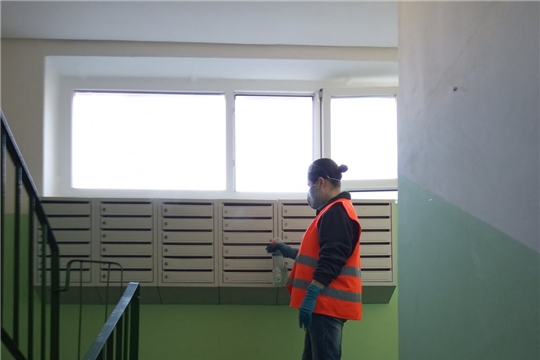 Работники жилищно-коммунального хозяйства продолжают санитарную обработку жилого фонда