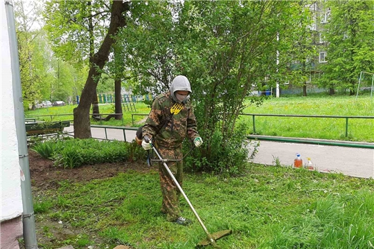 В столице Чувашии продолжается второй этап покоса травы