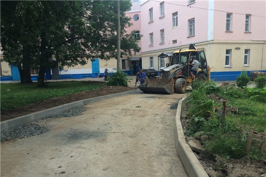 В Чебоксарах благоустраивают дворовые территории