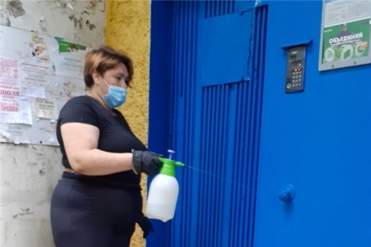 В чебоксарских домах проводится работа по санитарной обработке мест общего пользования