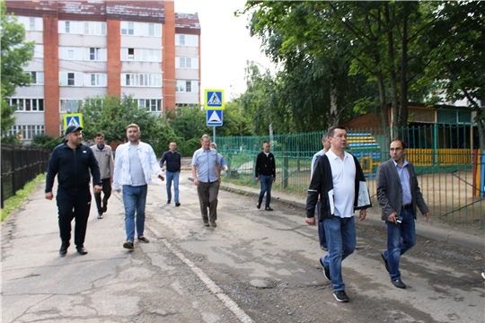 Во время обхода территорий осмотрен ход ремонтных работ и записаны пожелания горожан