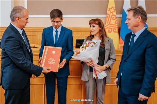 Алексей Ладыков поблагодарил девятиклассника Сергея Михайлова, спасшего тонущую девочку