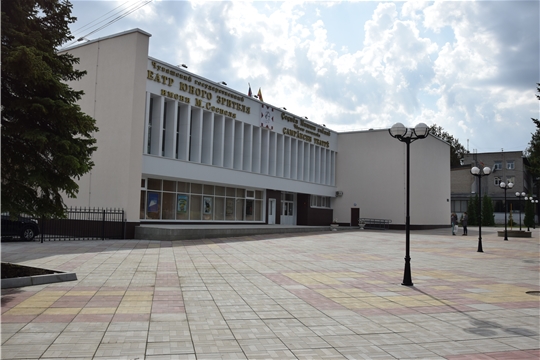 Территория перед Театром юного зрителя им. М. Сеспеля заметно преобразилась