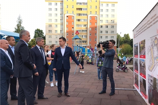 Олег Николаев осмотрел чебоксарские дворы, комплексно благоустроенные в этом году
