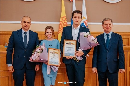 На планерке в Чебоксарах Алексей Ладыков наградил педагогов года