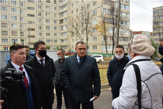 По улице Ахазова состоялась приемка дворовой территории, комплексно отремонтированной в этом году