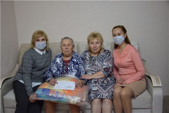 Долгожительница Ольга Игнатьева принимала поздравления по случаю 90-летнего юбилея