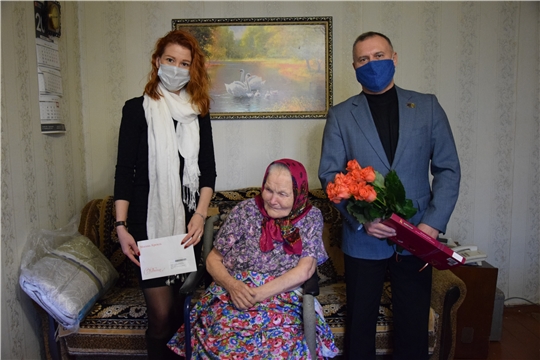 Поздравления с 90-летним юбилеем принимает Павлина Гурьева