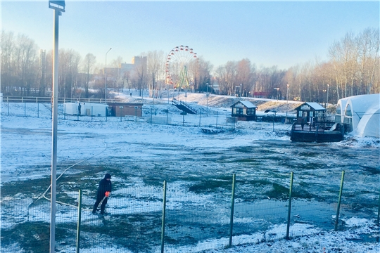 В этнокомплексе «Амазония» начали заливать большой открытый каток