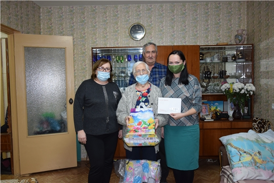 В Московском районе г. Чебоксары поздравили Валентину Полякову и Музу Юркину с 90-летием