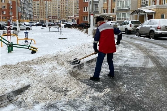 Работники ЖКХ и организации г. Чебоксары активно убирают от снега прилегающие территории