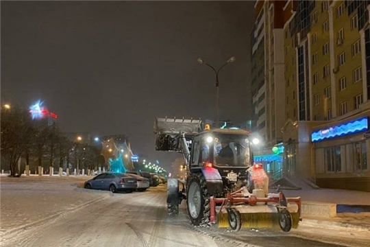 Работники ЖКХ и организации г. Чебоксары активно убирают от снега прилегающие территории