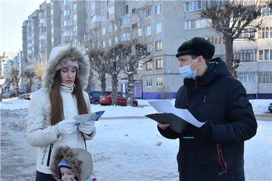 На остановках общественного транспорта проводится опрос населения об изменениях в схему движения троллейбусов