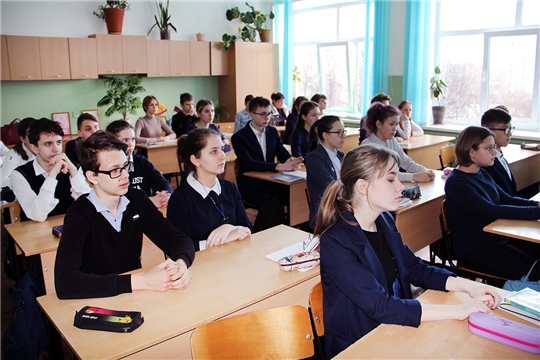 Химики беседуют со школьниками о многообразии профессий в ПАО «Химпром»