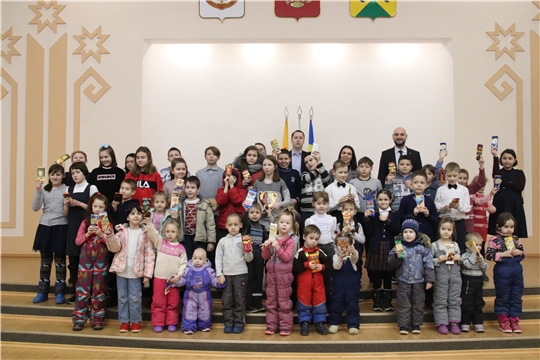 г. Новочебоксарск: акция "Шоколадный подарок каждому ребенку" завершилась традиционным вручением сладких подарков