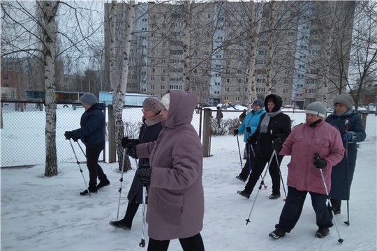 Активные жители ТОС «Интернационалист» вышли на занятия скандинавской ходьбой
