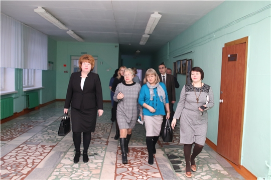 Глава администрации Новочебоксарска Ольга Чепрасова провела выездное совещание в школе № 11 по обращению жительницы города