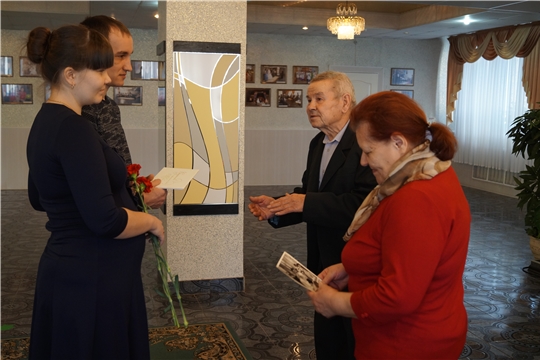 В День всех влюбленных "золотые" юбиляры семейной жизни Ивановы дали напутствие молодой паре