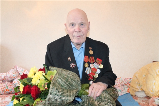 Чебоксарская ГЭС поздравила ветерана войны А.И.Кулагина с Днем защитника Отечества