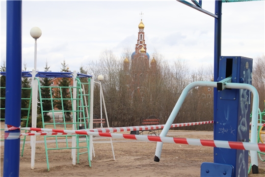 В Новочебоксарске продолжается работа по ограждению спортивных и детских комплексов