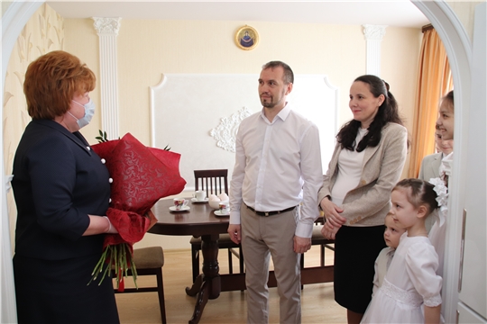 Глава администрации Ольга Чепрасова поздравила семью Шишовых с Международным днем защиты детей