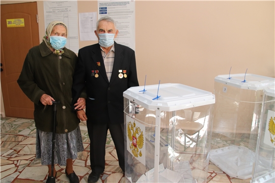 Первостроитель и Почетный гражданин города Новочебоксарска Иван Николаев проголосовал на выборах вместе с супругой