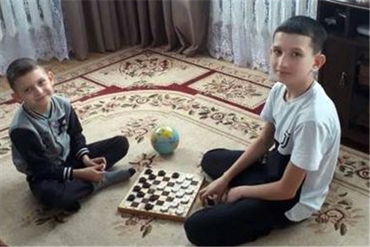 Школьники и учителя Татарско-Сугутской школы Батыревского района запустили акцию «Сидим дома с пользой», Минпросвещения - марафон открытых эфиров «Домашний час», Рособрнадзор советует чем занять дошколят