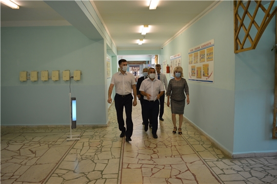 Министр Сергей Яковлев взял под личный контроль ход капитального ремонта Комсомольской школы № 1