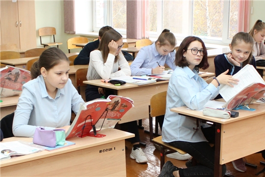 Олег Николаев не видит необходимости в переводе всех школ региона на дистанционное обучение
