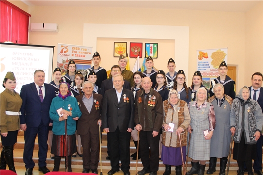 В Порецком районе продолжается вручение юбилейных медалей к 75-летию Победы
