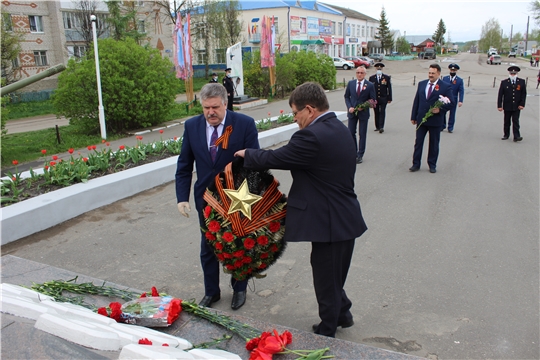 В честь 75-ой годовщины Великой Победы в Порецком районе состоялось возложение венков и цветов к памятникам погибших воинов