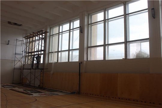 В спортзале Порецкого районного Дворца культуры ведется замена окон