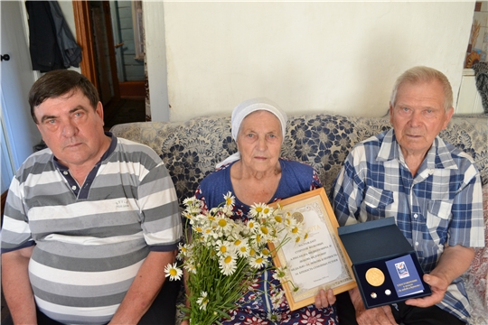 В День семьи, любви и верности в Порецком районе вручена медаль «За любовь и верность» супругам Волковым, прожившим в браке 65 лет