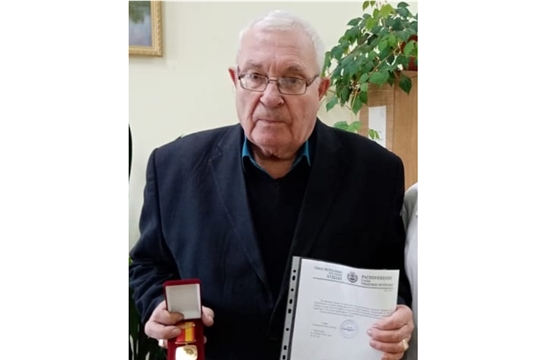 Ветерану здравоохранения Порецкого района Виктору Лесину вручена памятная медаль «100-летие образования Чувашской автономной области»