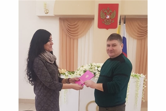 В отделе ЗАГС администрации Шемуршинского района состоялась торжественная регистрация первого новорожденного в 2020 году
